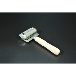 Eperlevél tészta vágó henger – fém vágókorong és fa nyél, házi tésztakészítő eszköz levesbetét és apró tészta készítéséhez