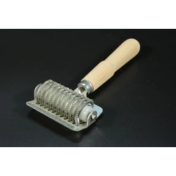 Eperlevél tészta vágó henger – fém vágókorong és fa nyél, házi tésztakészítő eszköz levesbetét és apró tészta készítéséhez