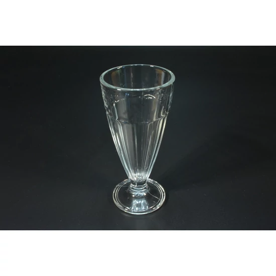 Talpas üveg kehely fagylalt vagy pohárkrém elegáns tálalásához