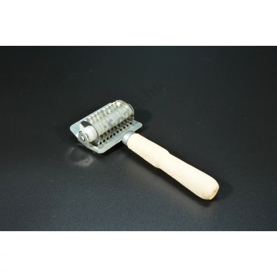 Eperlevél tészta vágó henger – fém vágókorong és fa nyél, házi tésztakészítő eszköz levesbetét és apró tészta készítéséhez