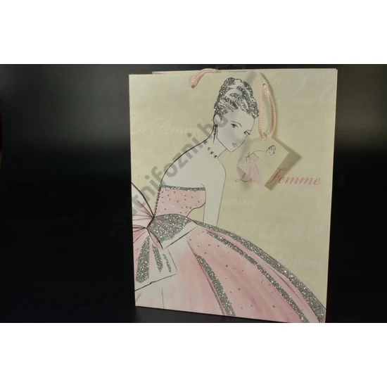 ajándék  papírtáska 26x32x16 cm kísérő kártyával
