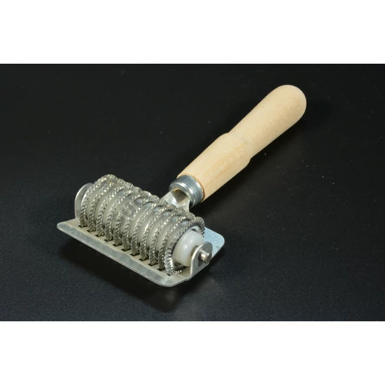 Eperlevél tészta vágó henger – fém vágókorong és fa nyél, házi tésztakészítő eszköz levesbetét és apró tészta készítéséhez